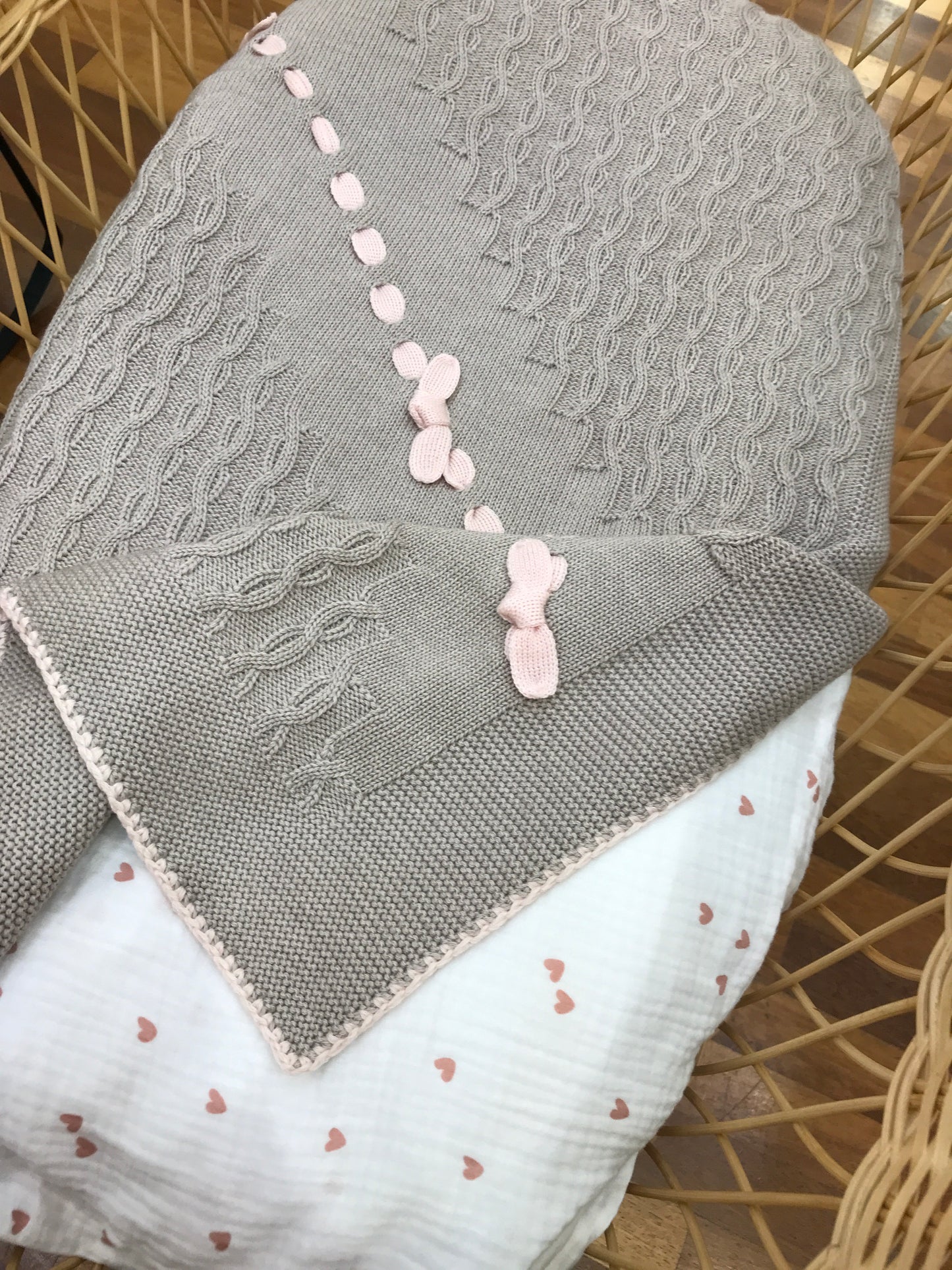 Coperta Le Dodò in lana tortora con lavorazione a maglia con passanastro rosa