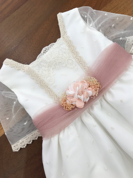 Abito Lilus in cotone mezza manica velata in tulle con pizzo lavorato sul corpetto e sul gonnellone con cintura in tulle rosa con fiori applicati al centro