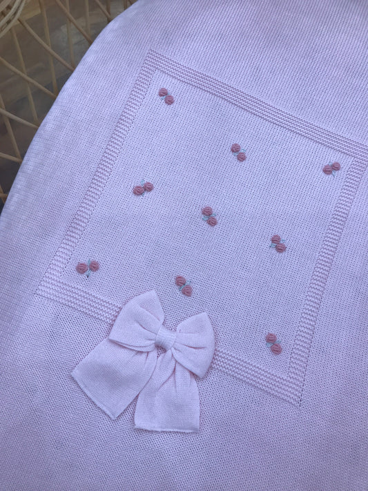 Coperta Baby Lord in filo rosa con rose corallo ricamate a mano con fiocco applicato sul davanti