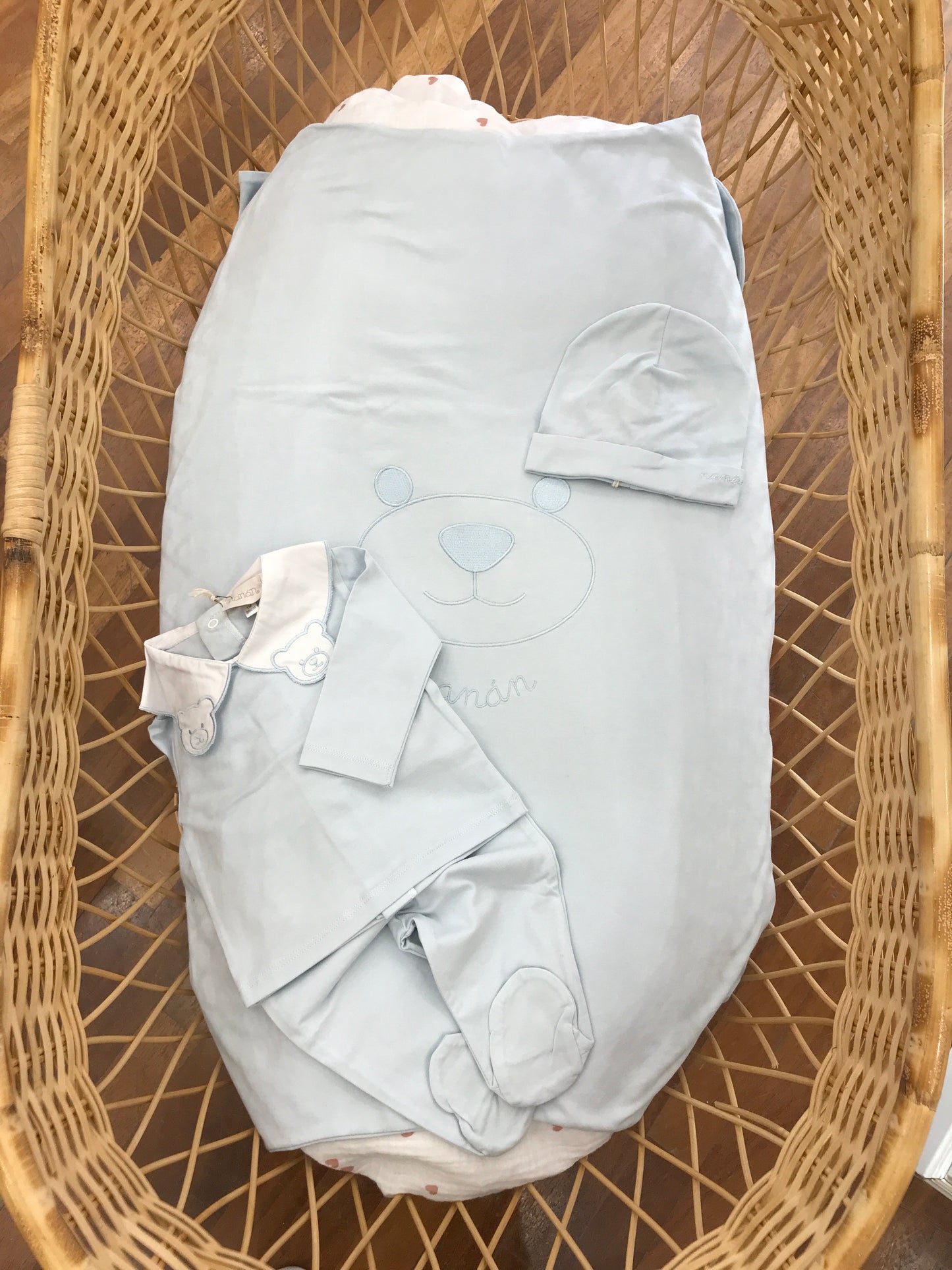 Coordinato nascita Nanan in cotone celeste coperta con orso centrale tutina due pezzi con orsetti e cappello abbinato