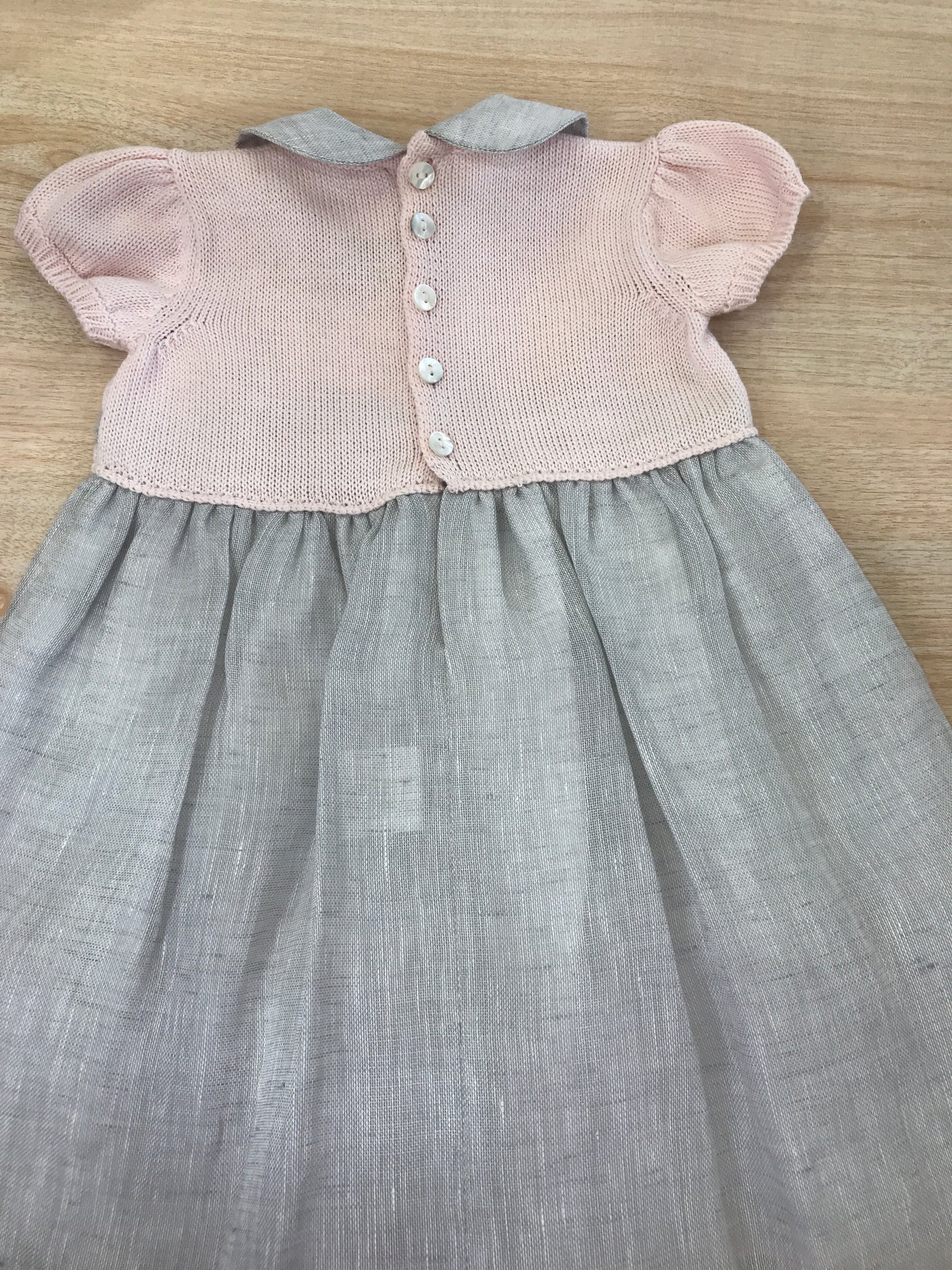 Abito Colibrì con corpetto in filo rosa con gonna in lino grigio con passanastro e fiocchetto