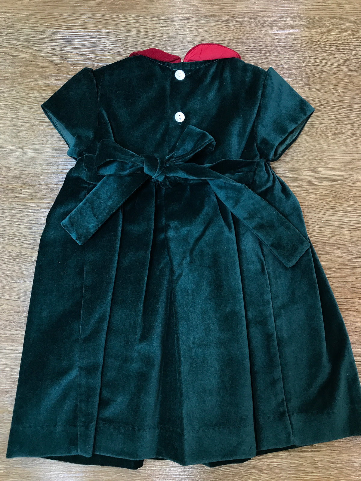 Abito Les Enfants de Gisele in velluto verde mezza manica con corpetto lavorato da punto smock e colletto con velluto rosso