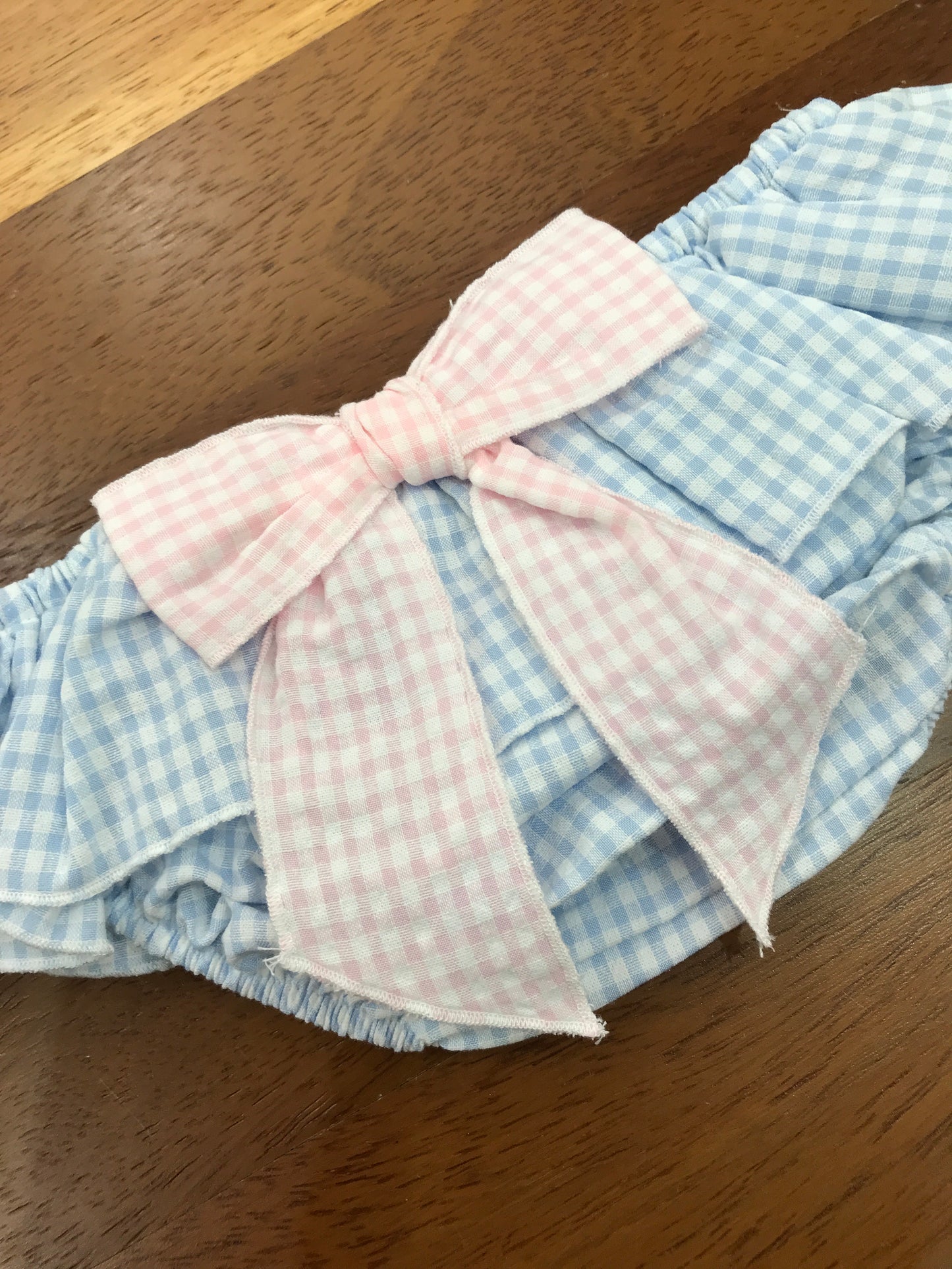 Culotte Baby Gi in cotone celeste a quadretti con rusche con fiocco rosa sul retro
