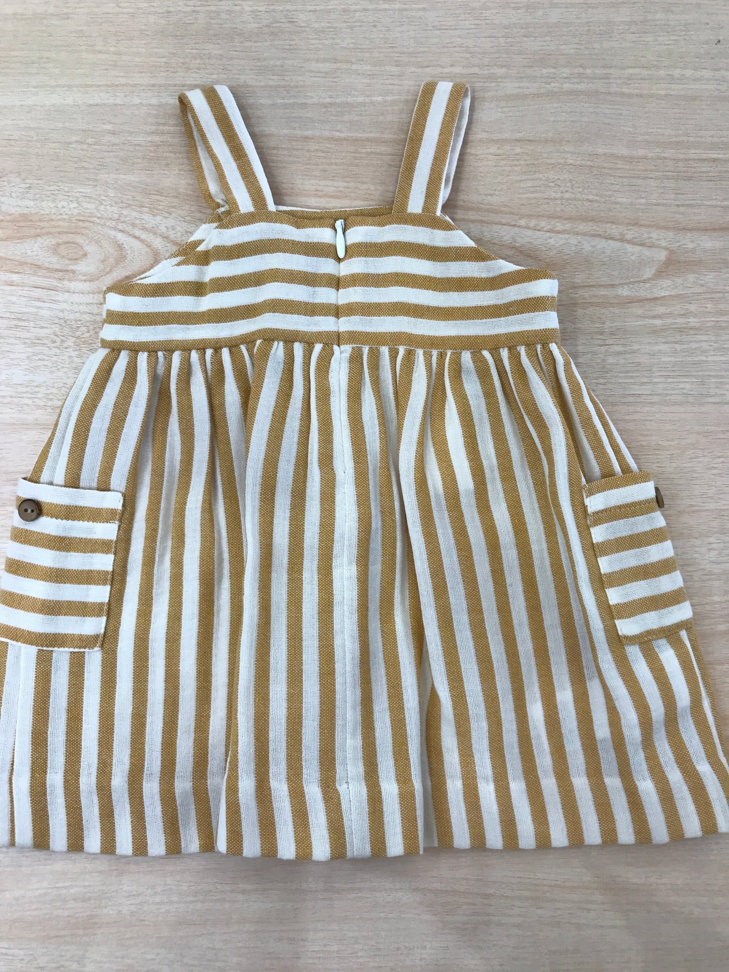 Abito Paz Rodriuguez in cotone con bretelle e taschine a righe bianche e giallo ocra