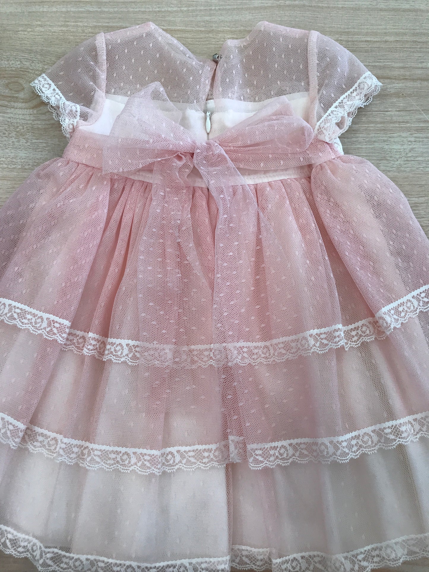 Abito Cielo Blu in tulle con tre doppie balze e pizzo mezza manica con corpetto velato