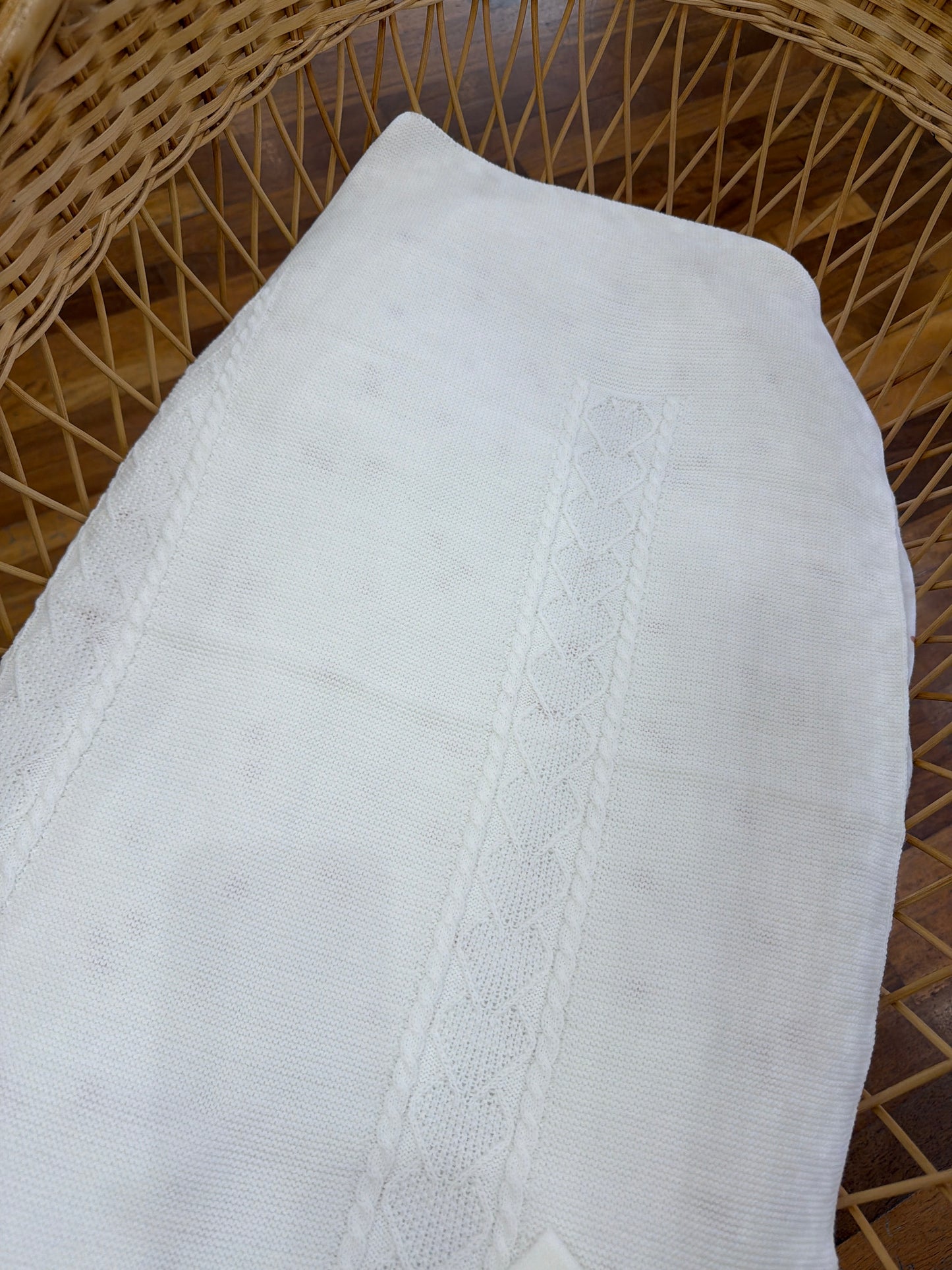 Coperta PCS con lavorazione centrale di trecce e cuori ricamati con fiocco laterale
