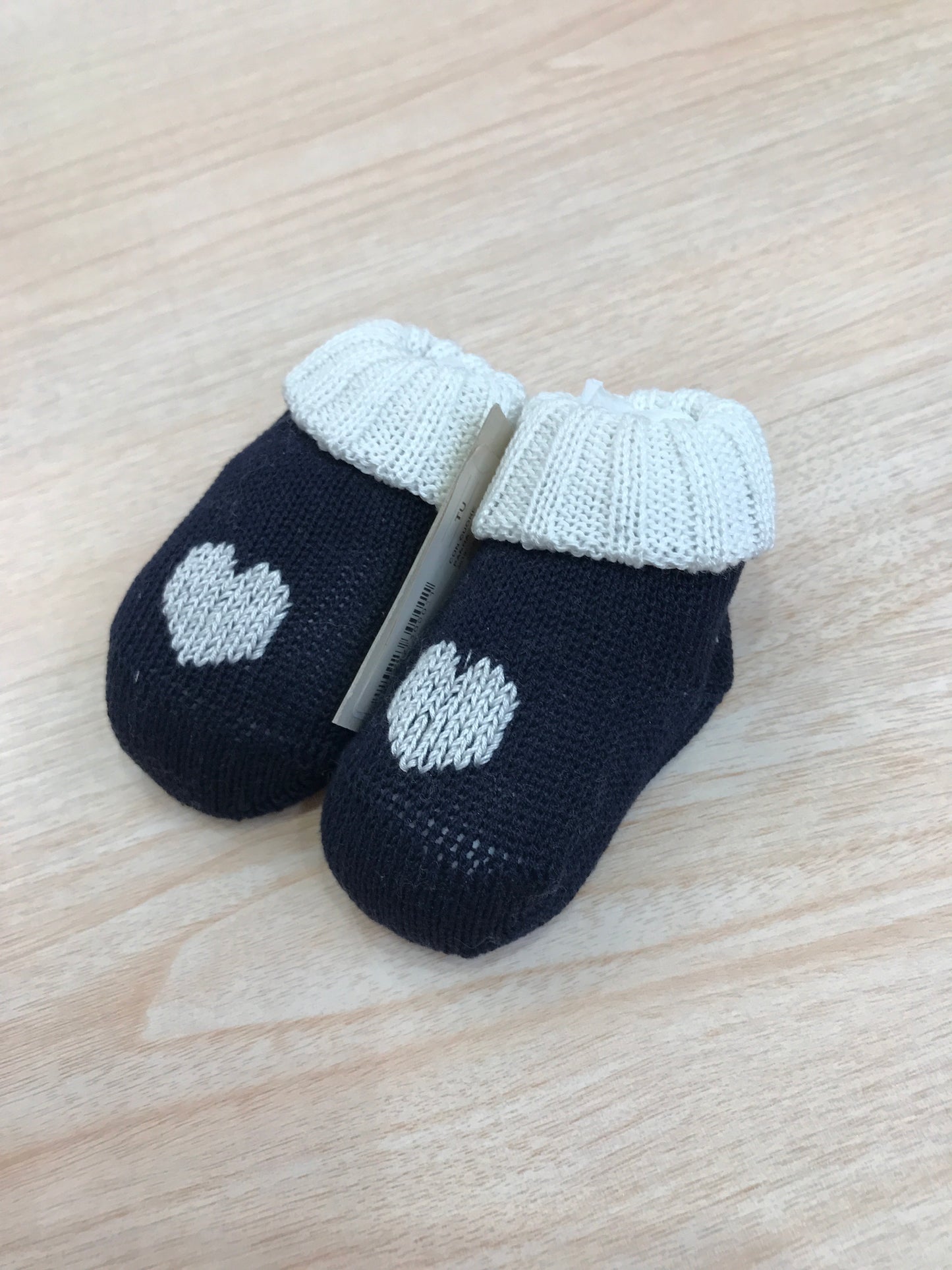 Babbucce Ivory in filo blu scuro con cuoricini bianchi sul davanti