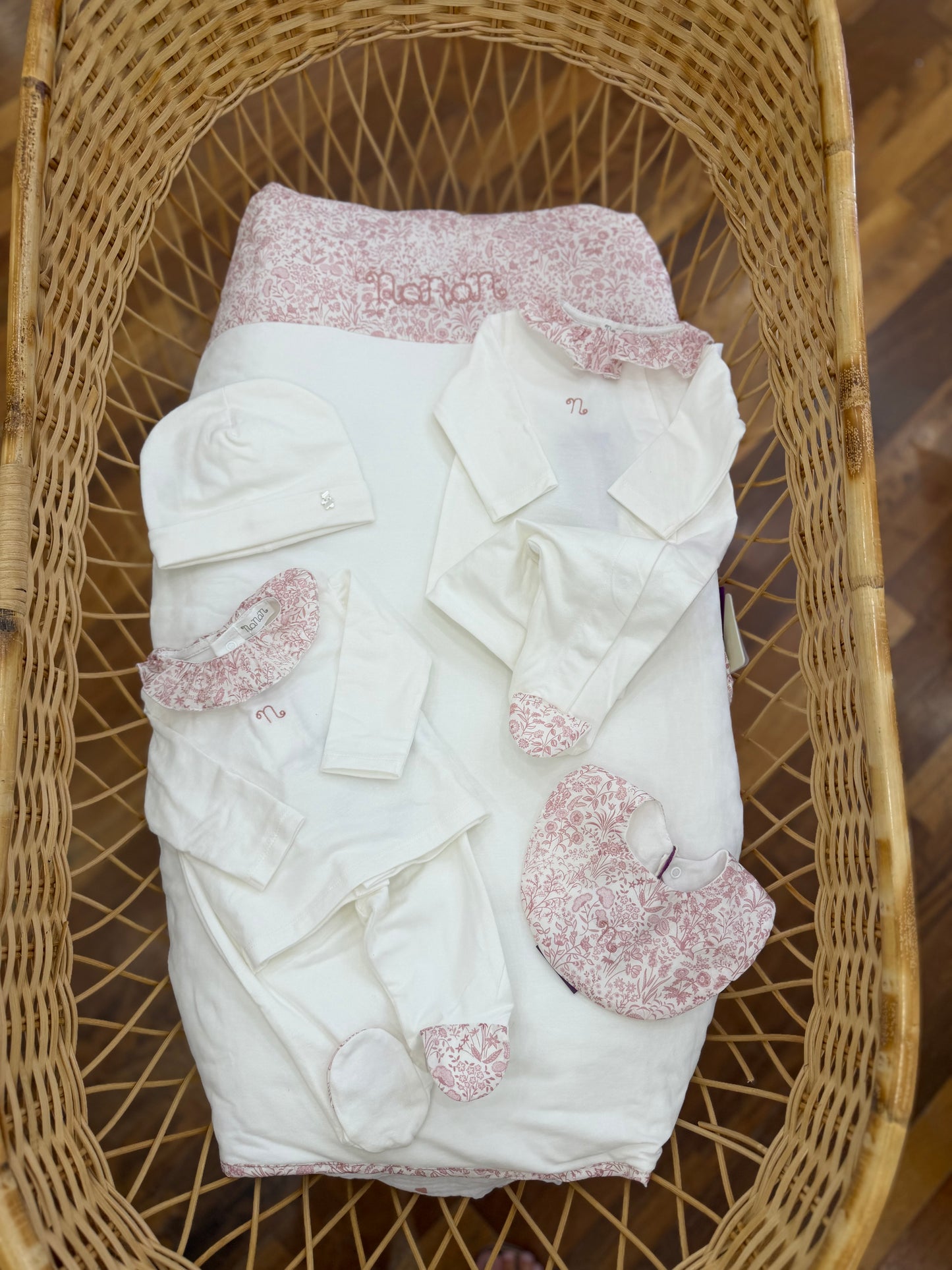 Coordinato nascita Nanan con delicati fiorellini rosa coordinati