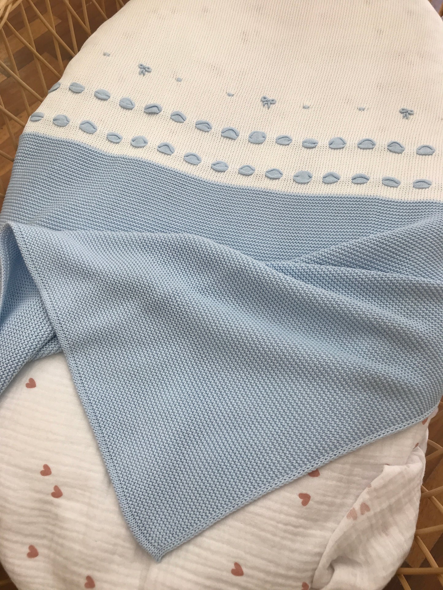 Coperta Baby Lord in filo bicolore bianca e celeste con passanastro celeste e fiocchi ricamati