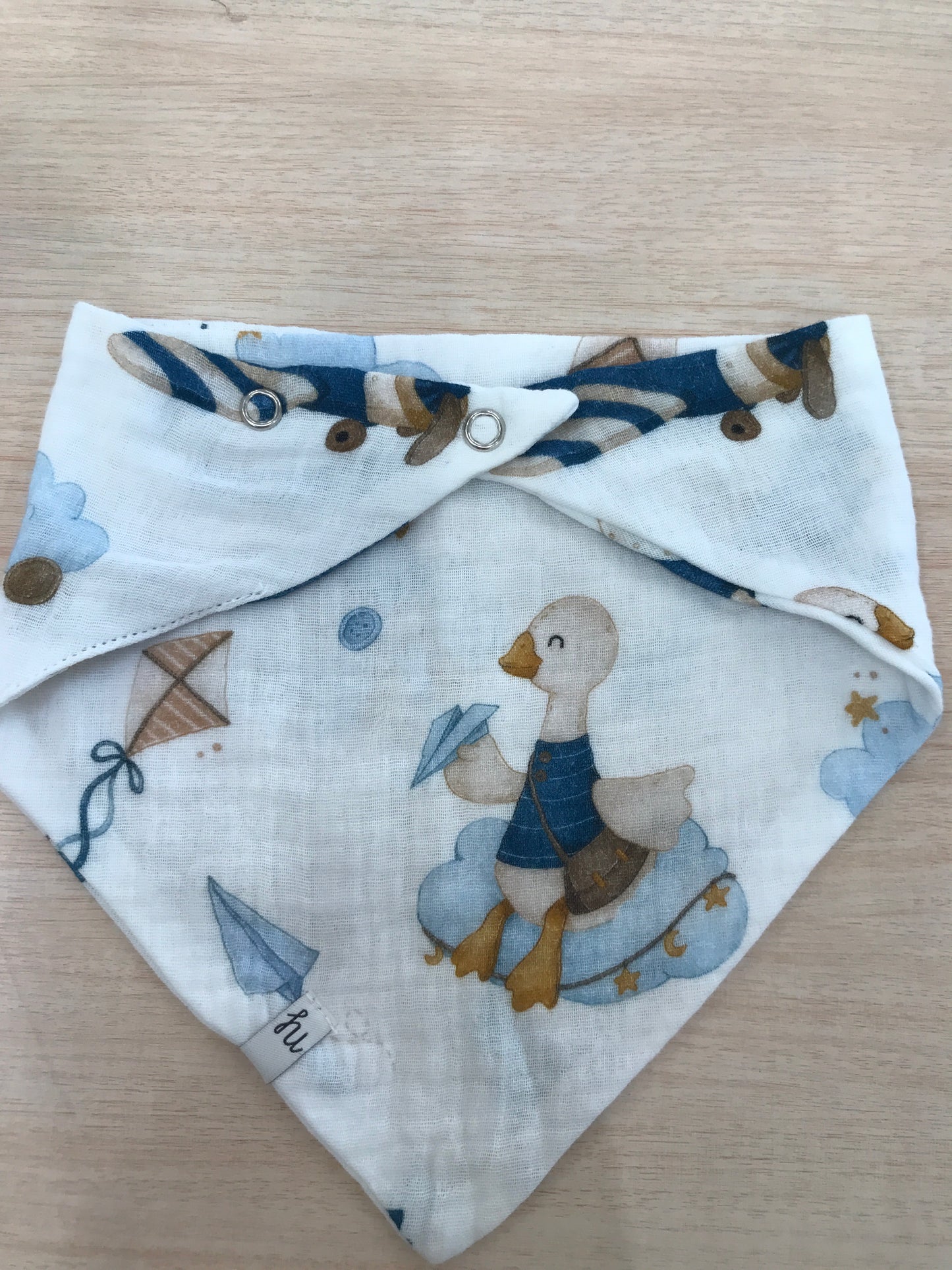 Bavetta Nannafrufrù in garza dal fondo bianco con ochette e giochi ricamati sul davanti e retro
