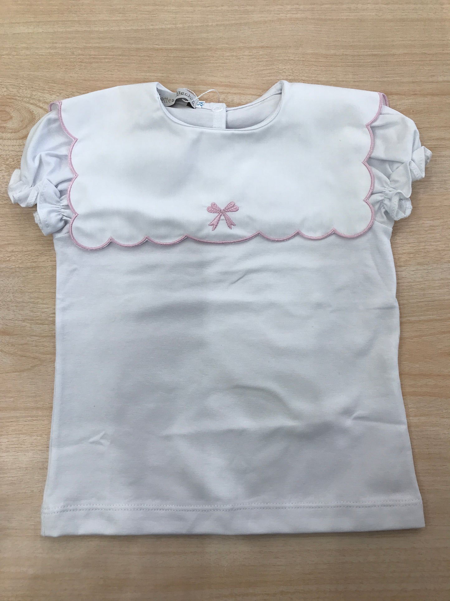 T-Shirt Fofettes in cotone mezza manica a sbuffo con collo rifinito in rosa smerlato con fiocchetto centrale rosa