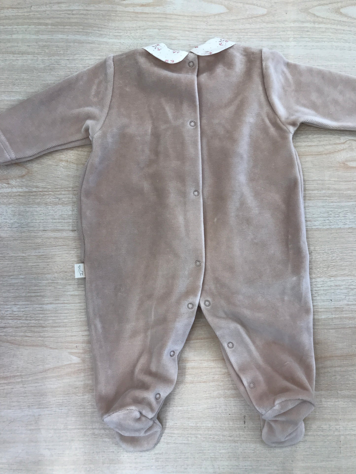 Tutina Baby Gi in ciniglia intera rosa antico con lavorazione di punto smock e fiorellini