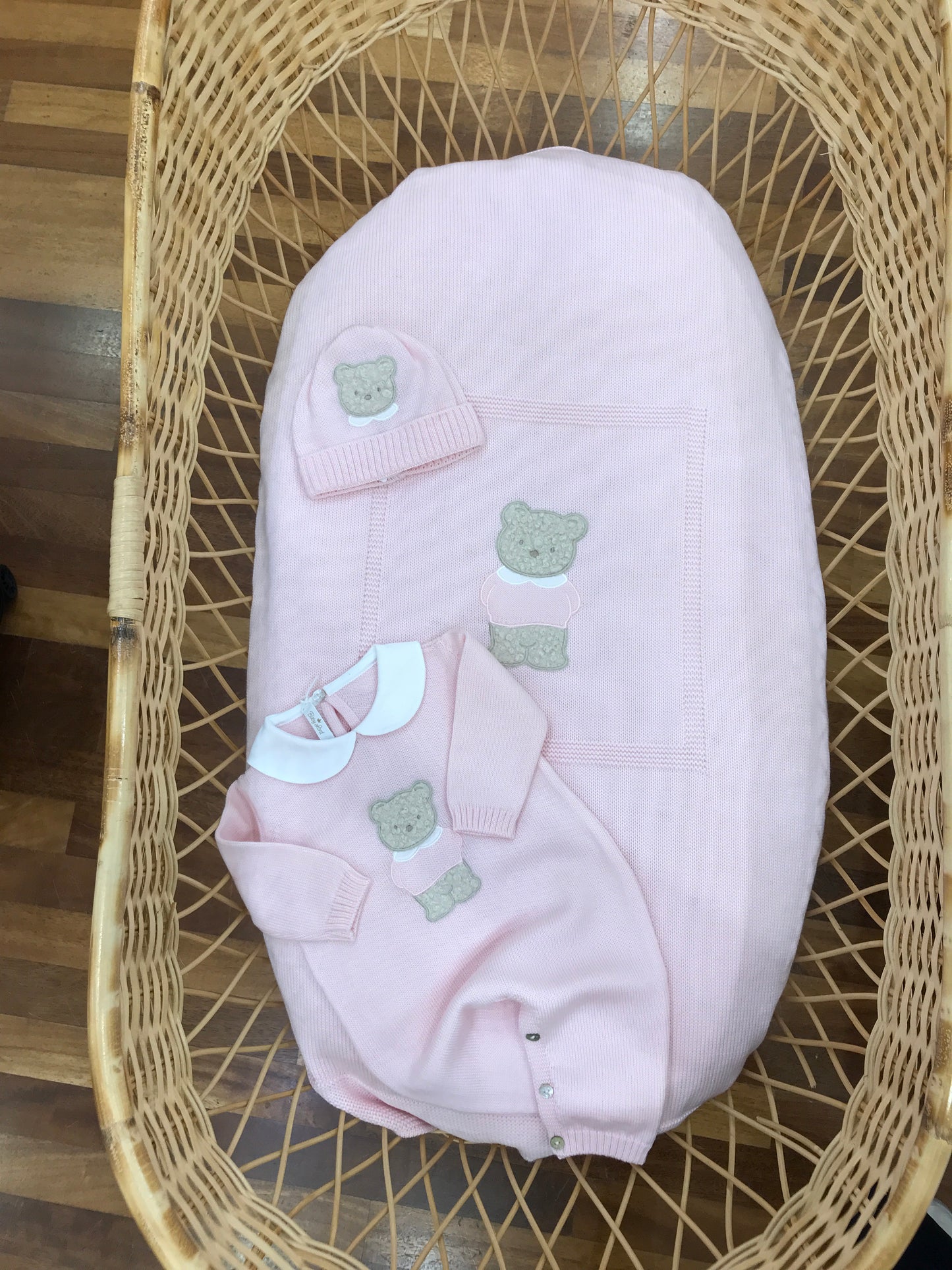 Coordinato nascita Baby Lord in lana rosa con orsetto in rilievo con pelliccia applicato su coperta tutina e cappello