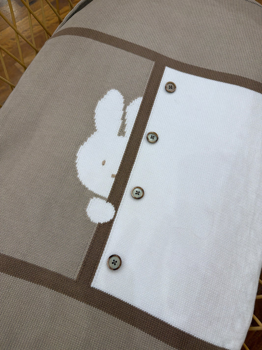 Coperta Colori Chiari in filo di cotone tortora con riquadro in bianco con bottoncini e coniglio ricamato metà faccia