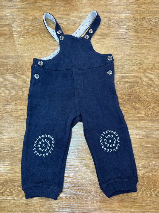 Tuta Coccodè due pezzi pantalone con bretelle blu scuro e t-shirt bianca manica lunga