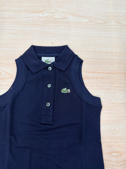 Polo Lacoste in cotone smanicata con bottoncini e logo ricamato lateralmente