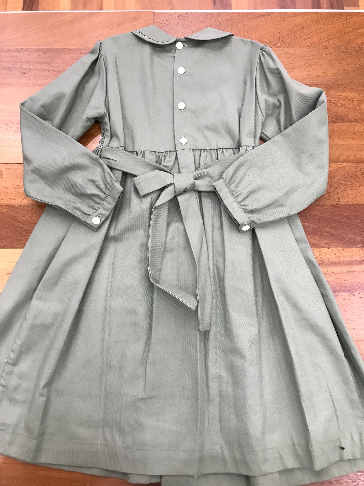 Abitino Les Enfants de Gisele in caldo cotone verde manica lunga collo tondo punto smock e rose rosa ricamate sul corpetto