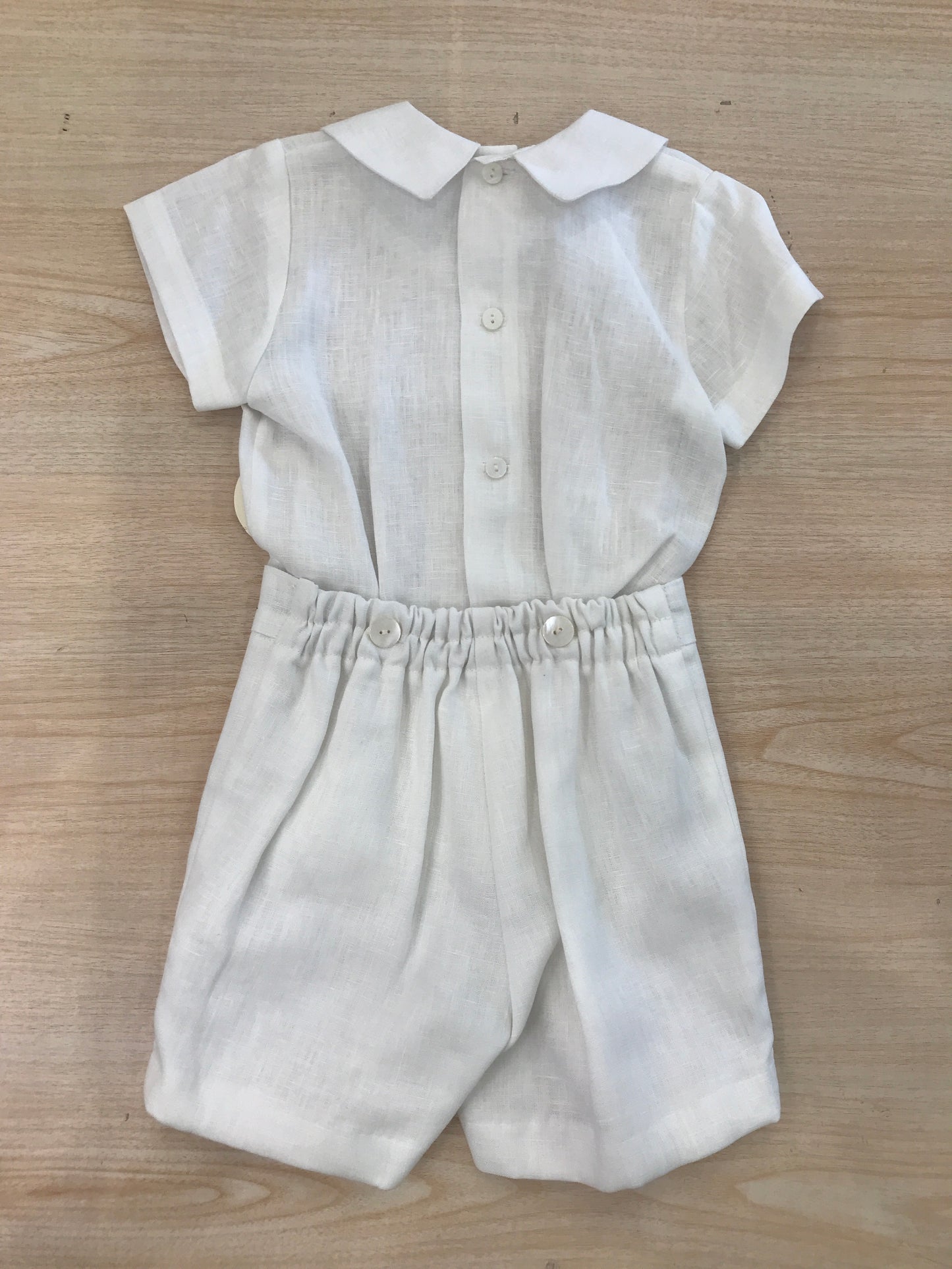 Completo Belan in lino bianco due pezzi camicia mezza manica con bermuda con ricamo sul davanti