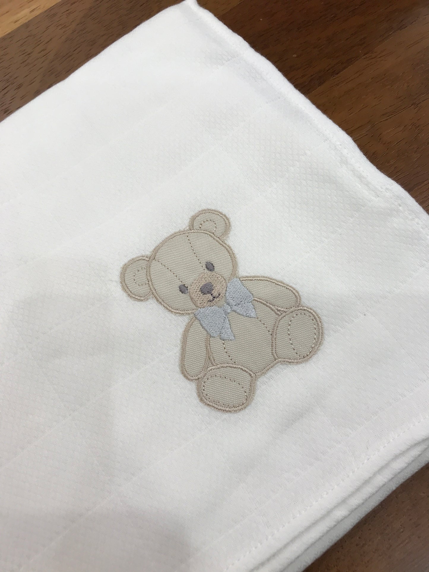 Mussola Baby Gi in garza color panna con orsetto ricamato sul davanti