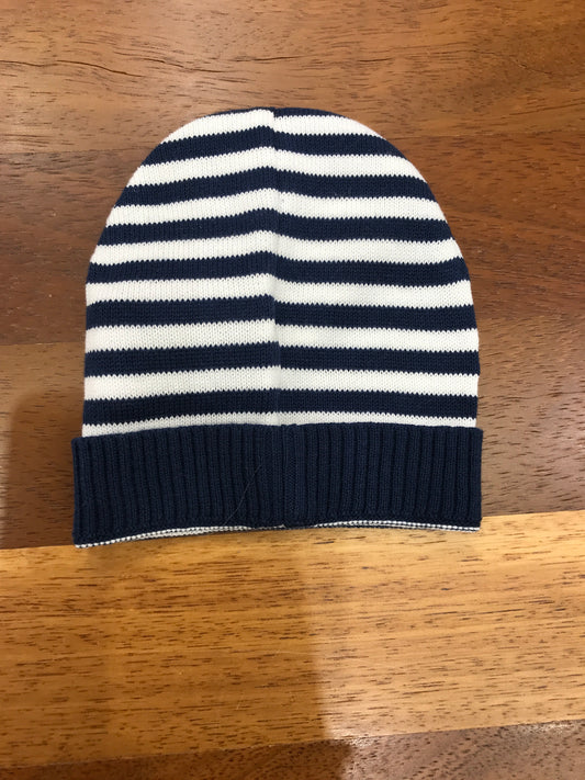 Cappello Nanan in filo a righe bianche e blu con orsetto centrale ricamato