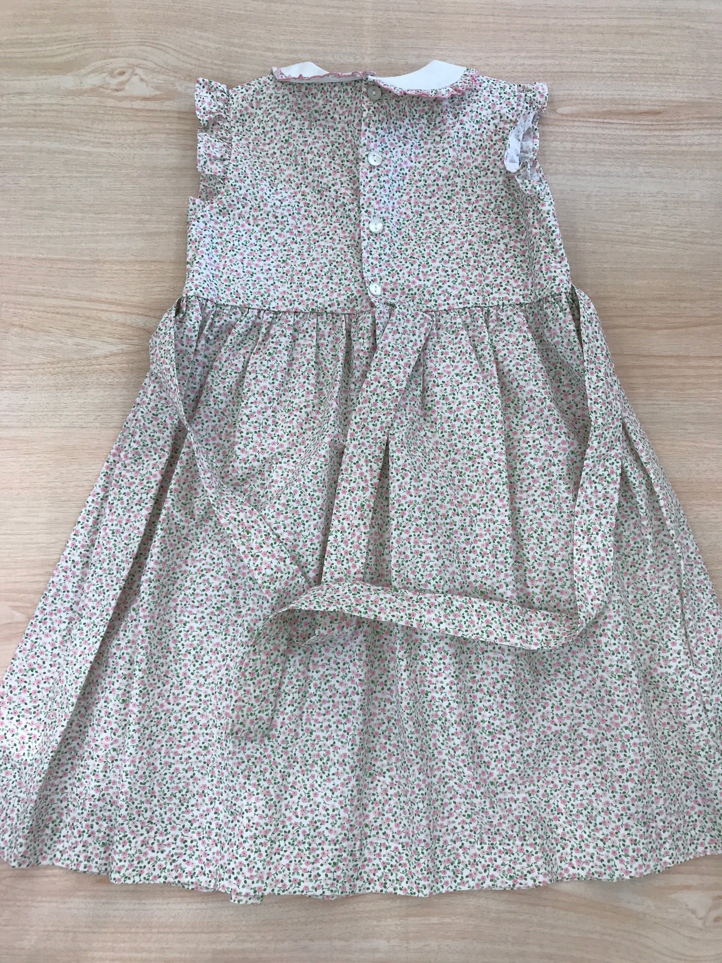 Abito Les Enfants de Gisele in cotone smanicato con rusche colletto bianco con rusche fantasia a fiorellini con fascia lavorata da punto smock con rose ricamate