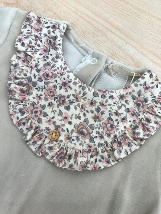 Tutina Baby Gi in ciniglia tortora intera con colletto effetto bavetta floreale e dettagli anche sui piedini