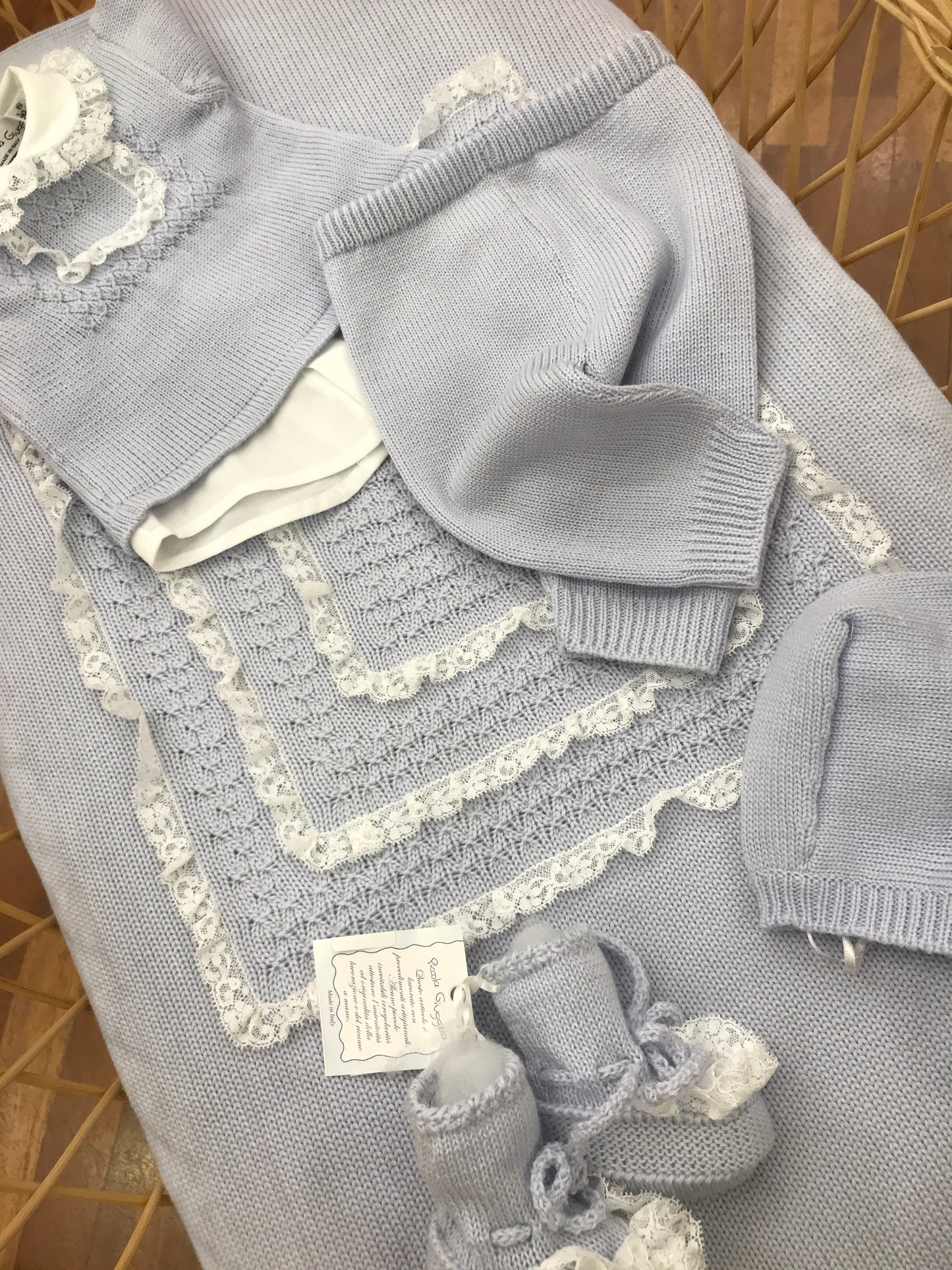 Coordinato Piccola Giuggiola nascita neonato in lana con pizzo con lavorazione a quadri sulla coperta e tutina con effetto camicia e pizzo ricamato anche sul colletto
