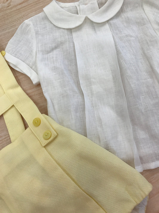 Completo Martin Aranda in lino salopette con bretelle in giallo camicia mezza manica bianca con collo tondo