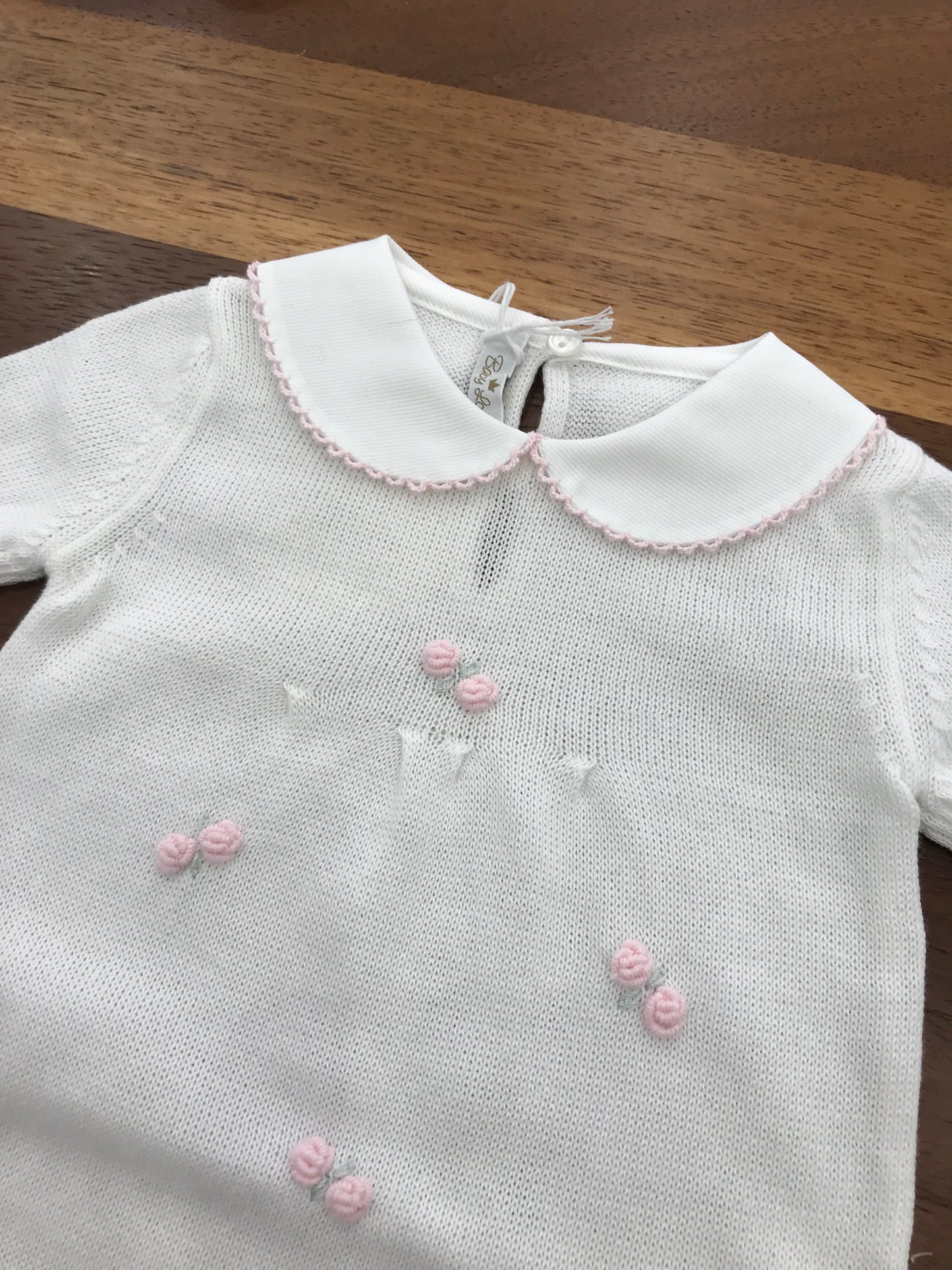Pagliaccetto Baby Lord in filo bianco mezza manica con lavorazione di roselline rosa ricamate a mano