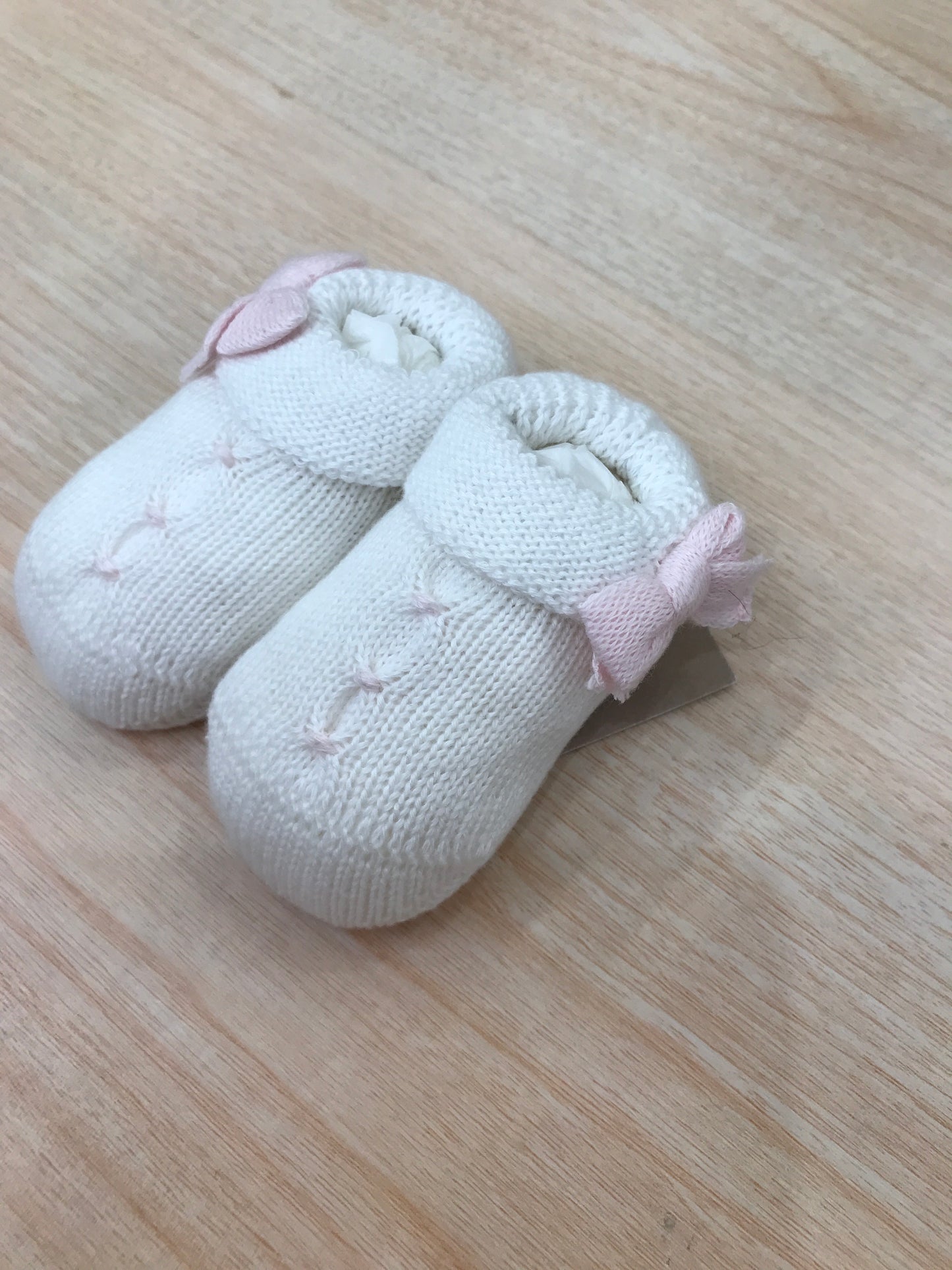 Babbucce Baby Lord in filo bianche con punto smock rosa con fiocchetto laterale