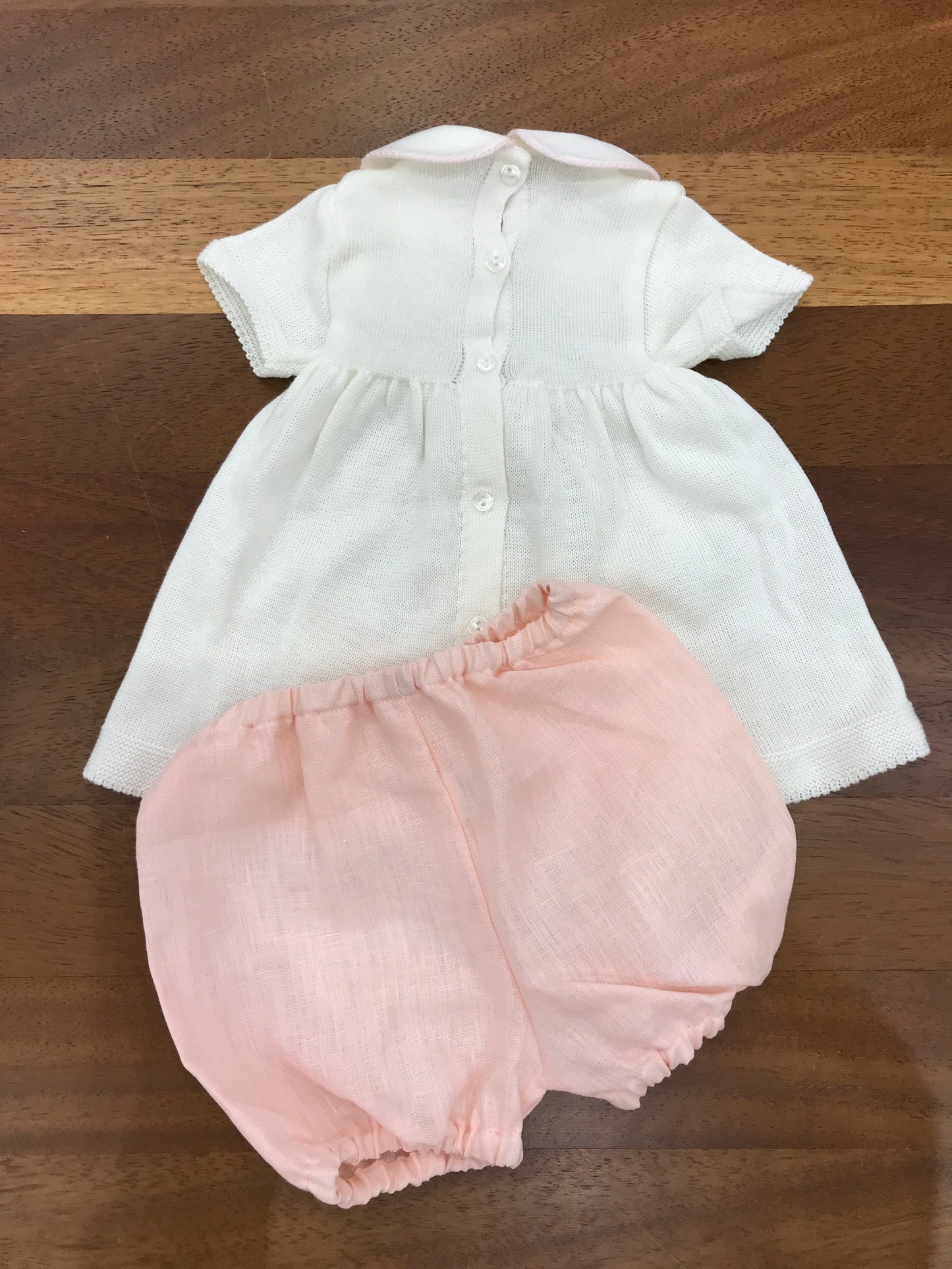 Completo Baby Lord in filo panna due pezzi mezza manica con farfalle e culotte in lino rosa