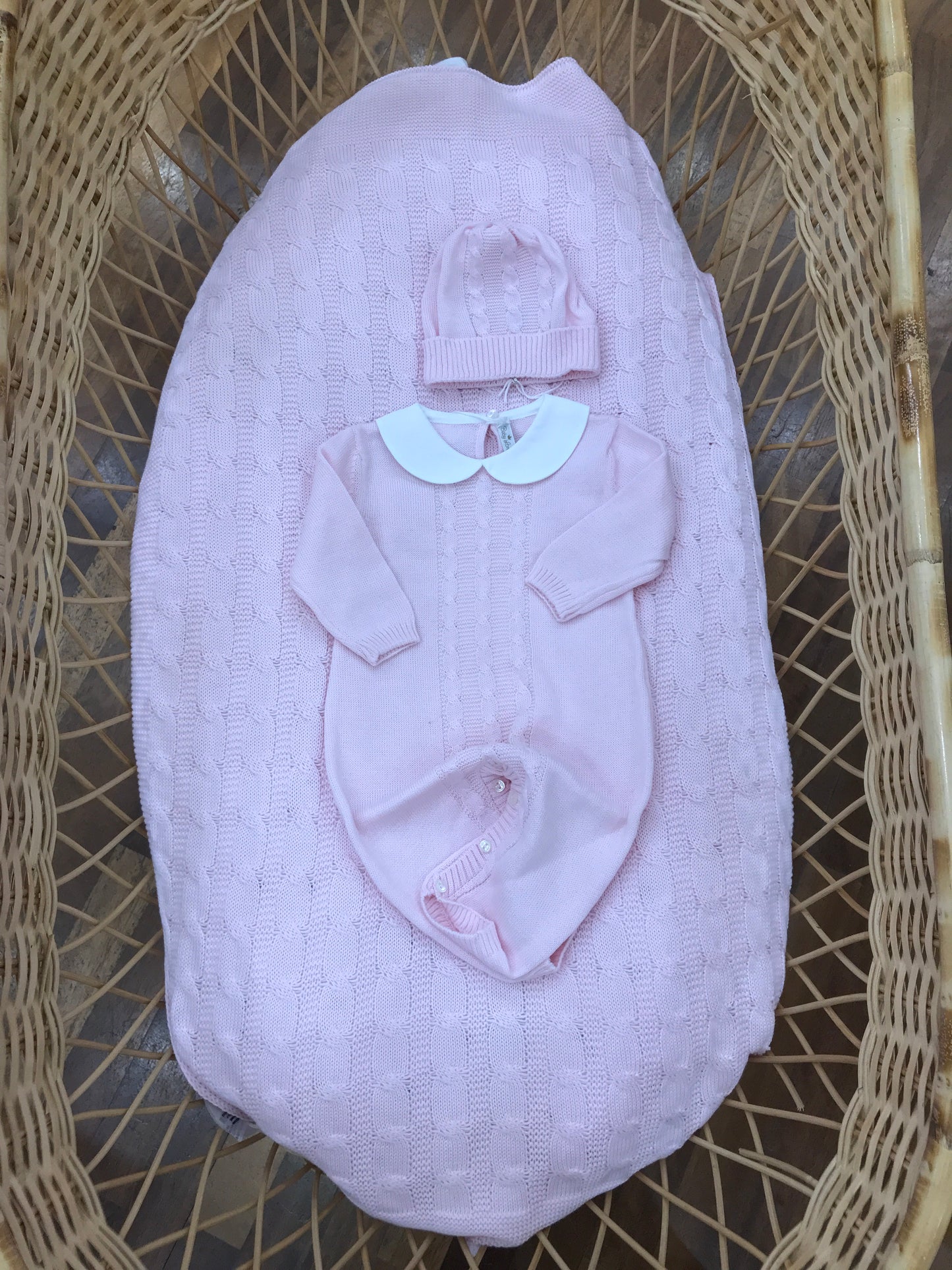 Coordinato nascita Baby Lord in filo rosa coperta con trecce tutina intera con trecce con cappellino abbinato