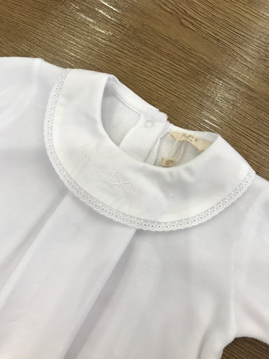 Tutina Baby Gi in ciniglia bianca intera con collo tondo smerlato bianco e fiocchetto bianco ricamato