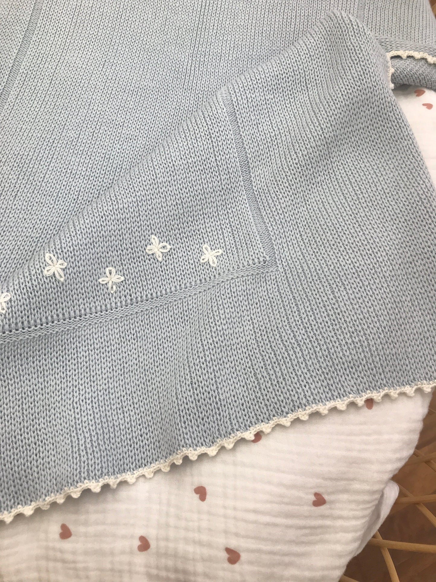 Coperta Fofettes celeste smerlata panna con fiorellini ricamati sul davanti
