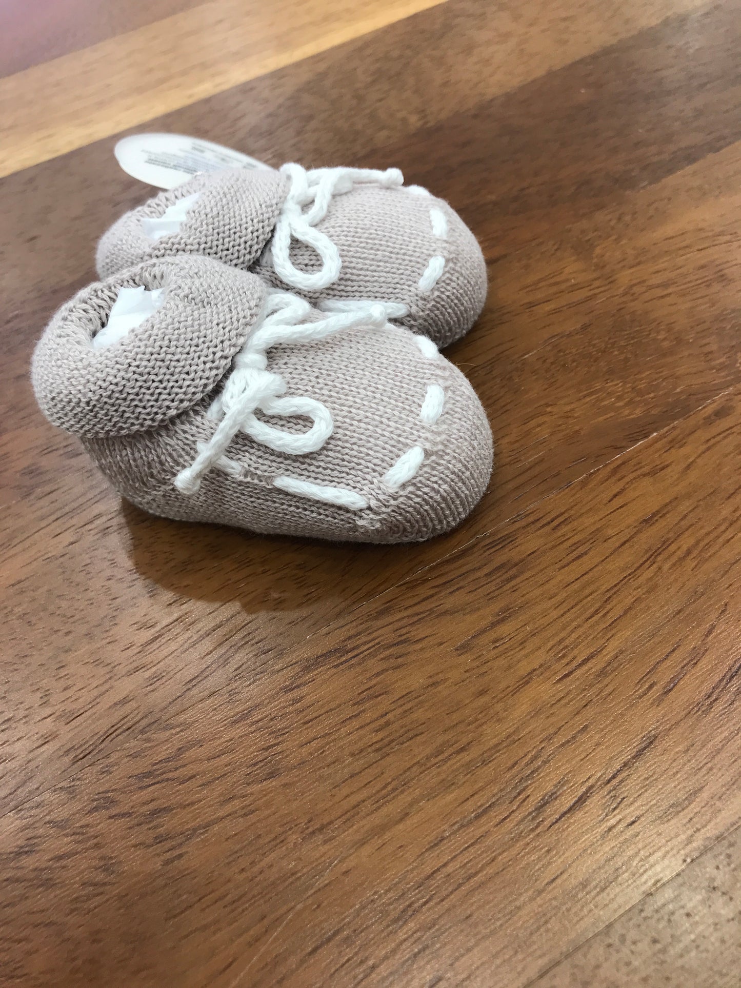 Babbucce Baby Lord in filo tortora con risvolto con laccio bianco ricamato per fiocco