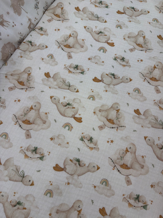 Mussola Nannafrurù in mussola di cotone dal fondo bianco con piccole oche