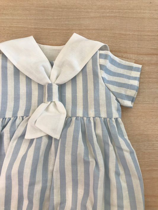 Pagliaccetto Fofettes mezza manica in lino bianco a righe celesti con collo marinaretto bianco con nodino sul davanti