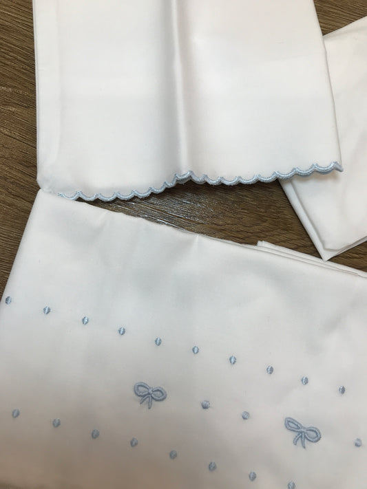Lenzuolino Pepecè in cotone composto da sotto con angoli federa e lenzuolino che presenta pois e piccoli fiocchetti