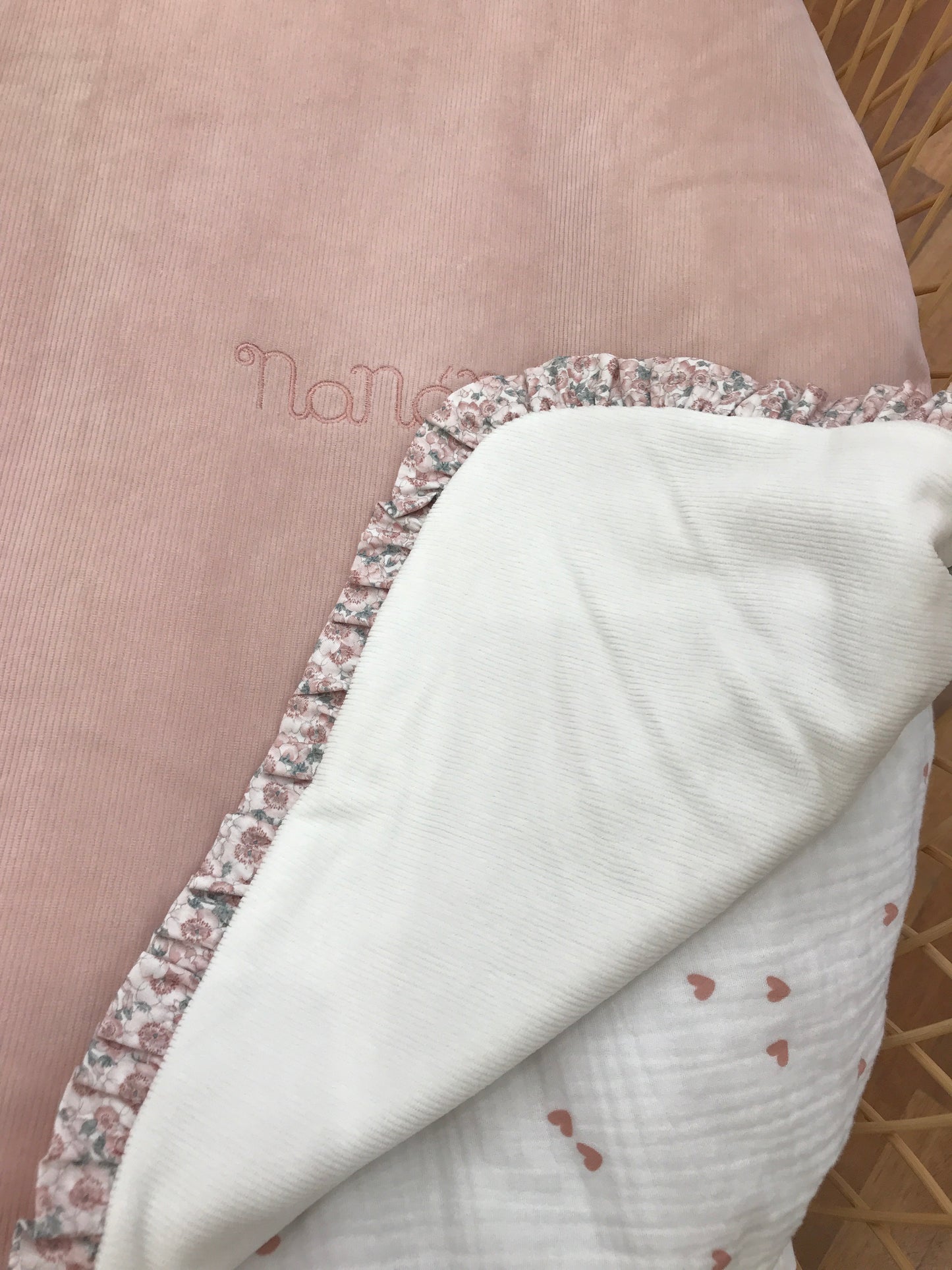Coperta Nanan double face in ciniglia a costine panna e rosa antico con rusche al bordo con fiorellini