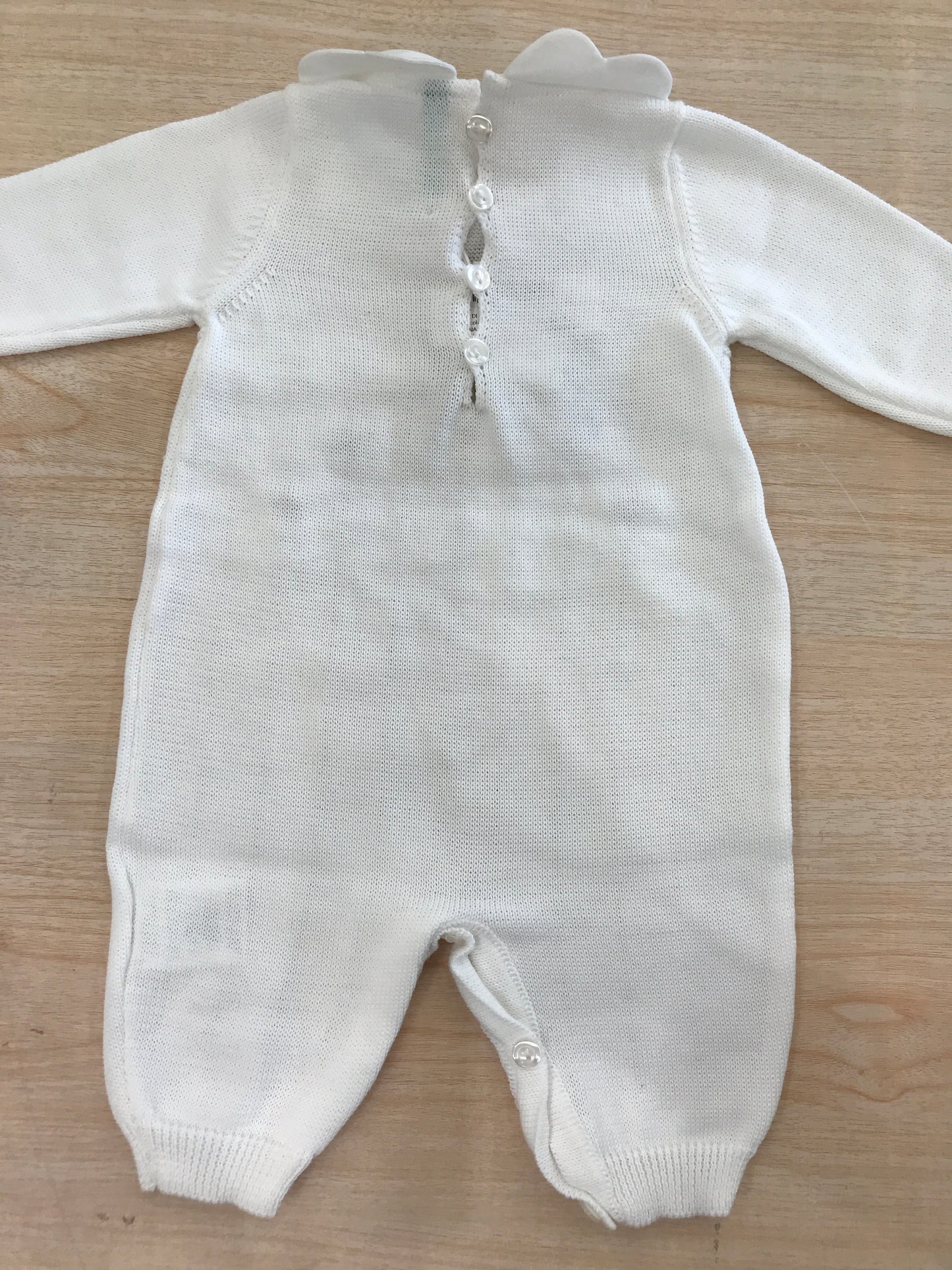 Tutina Bebè di Almy in filo bianco colletto smerlato con fiocchetti tortora in rilievo