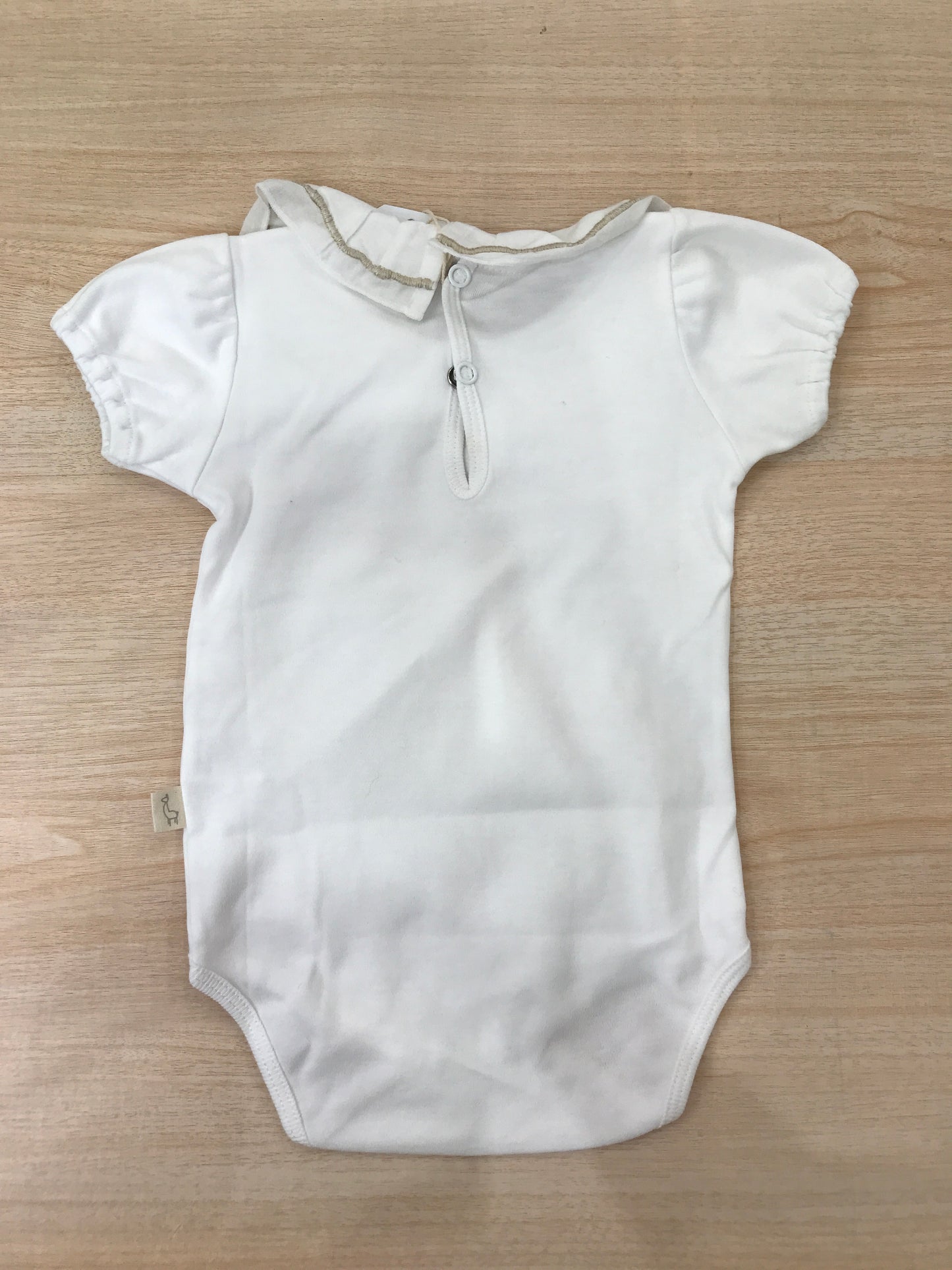 Body Baby Gi in cotone mezza manica con colletto con rusche bianca con ricami in beige e roselline su tutto il colletto