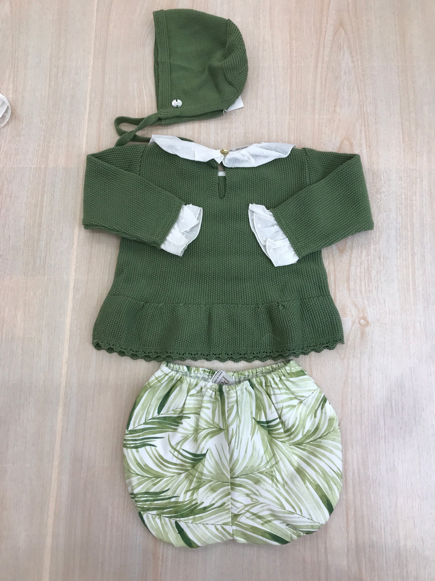Completo Paz Rodriguez in filo verde con rusche bianche con culotte con foglie verdi e cuffietta abbinata