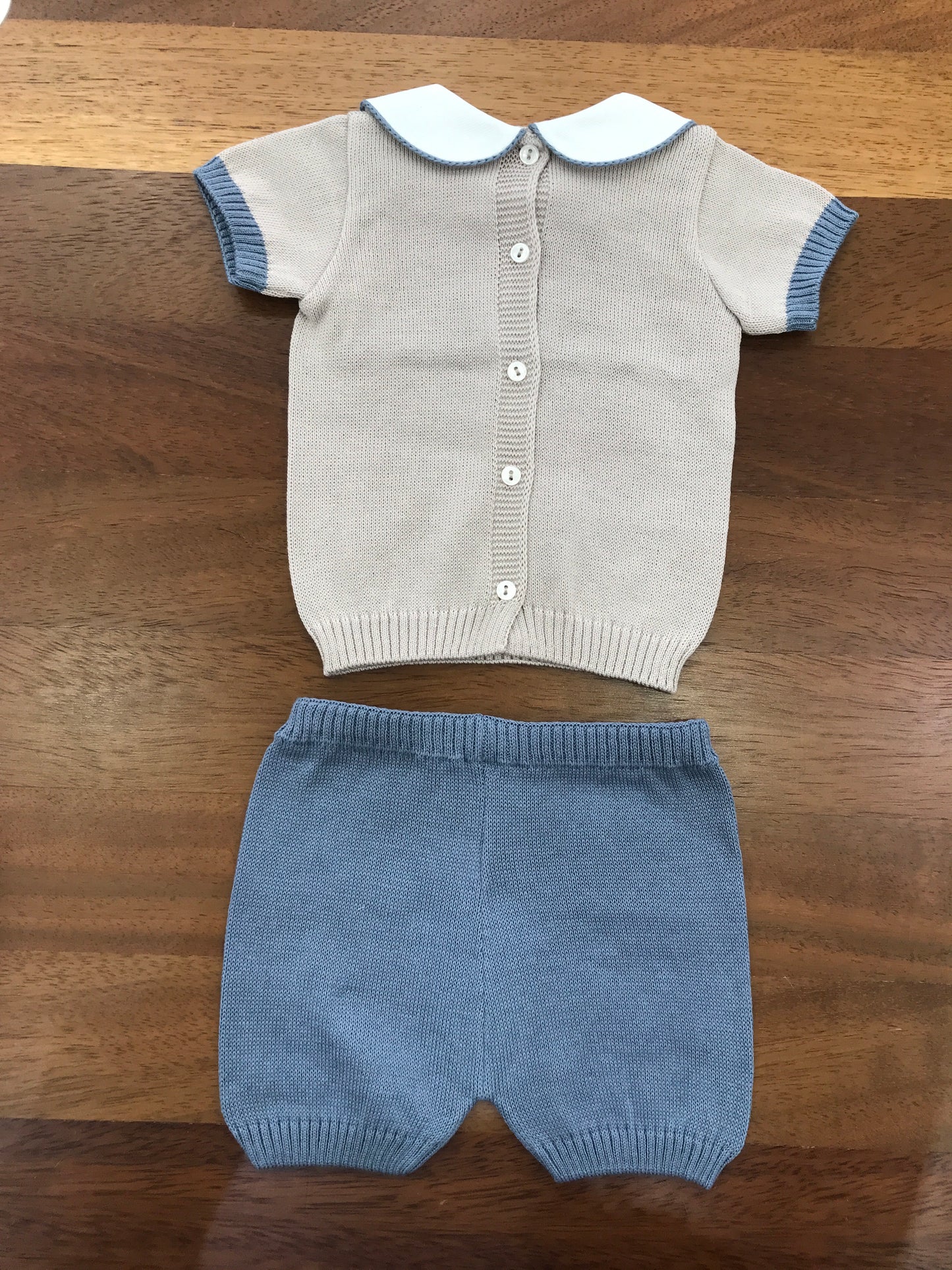 Completo Baby Lord in filo due pezzi tortora e avio con passanastro e fiocco ricamato mezza manica gambina corta