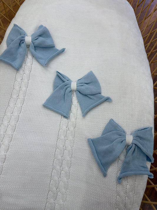 Coperta Bebè di Almy in filo bianco con lavorazione di trecce e fiocchi
