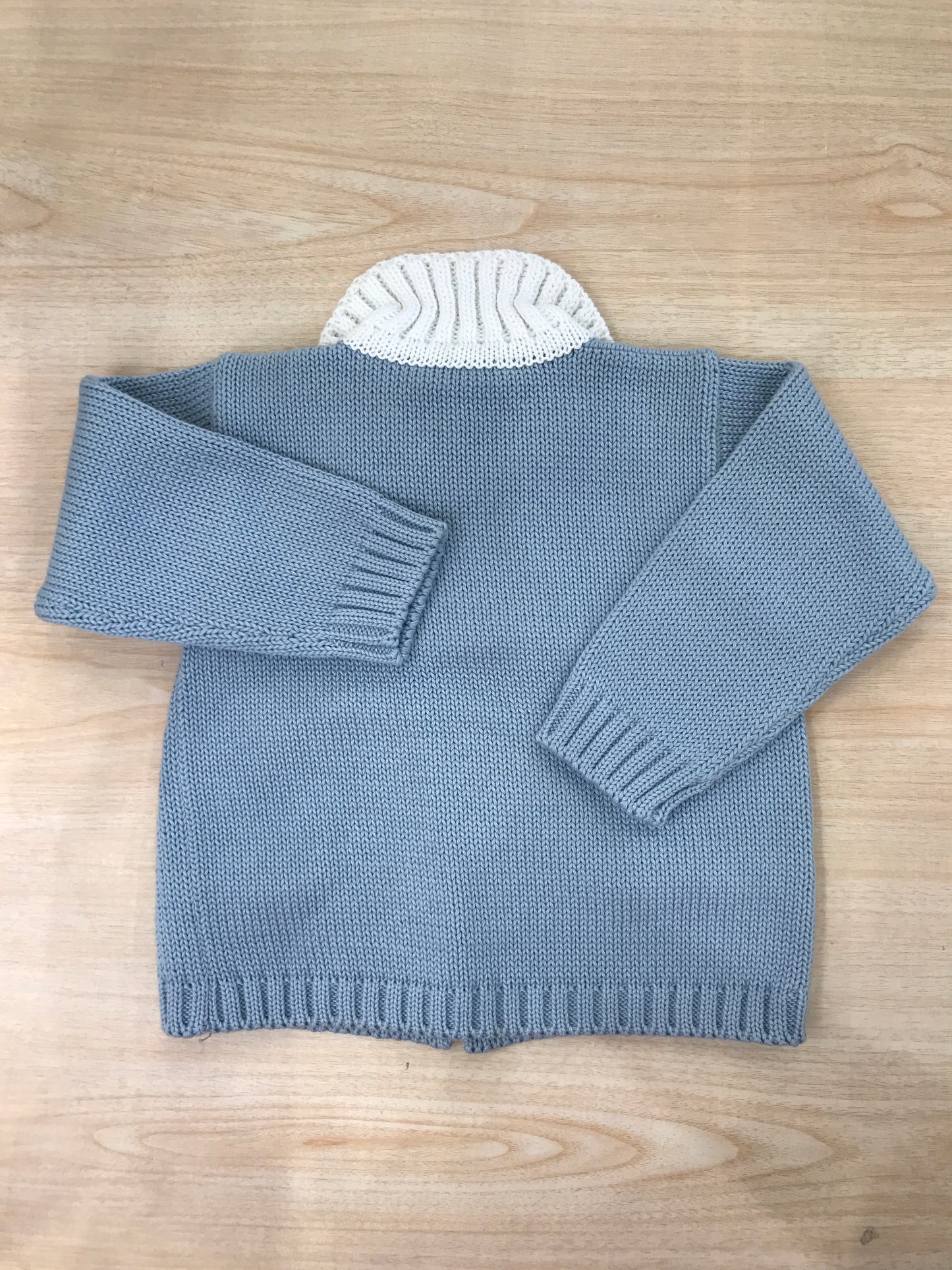 Cardigan Colibrì in filo celeste con colletto bianco e tasche rifinite bianche