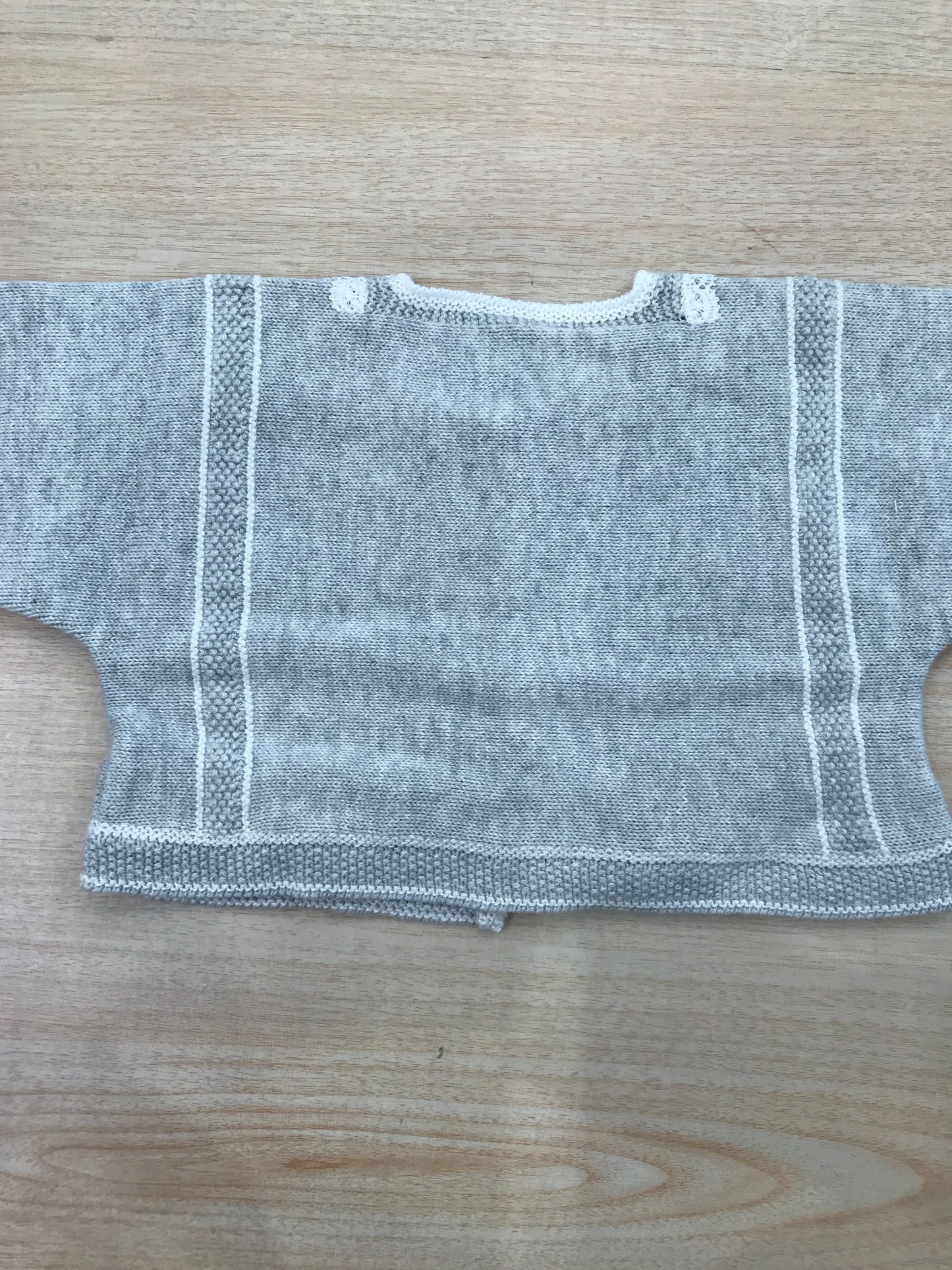 Cardigan Paz Rodriguez in filo grigio con ricami bianchi e rusche in pizzo