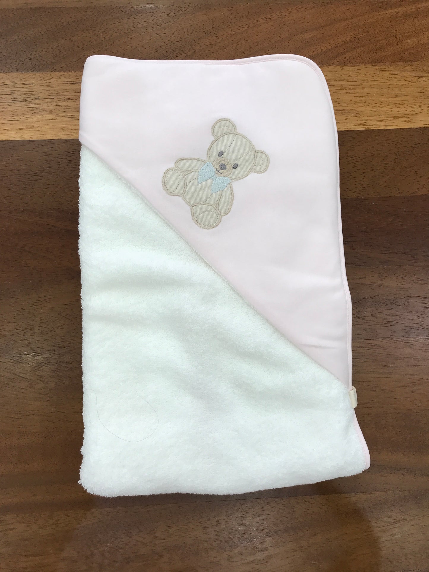 Telo Bagnetto Baby Gi in spugna con angolo in cotone rosa con orsetto con fiocco grigio ricamato su di esso