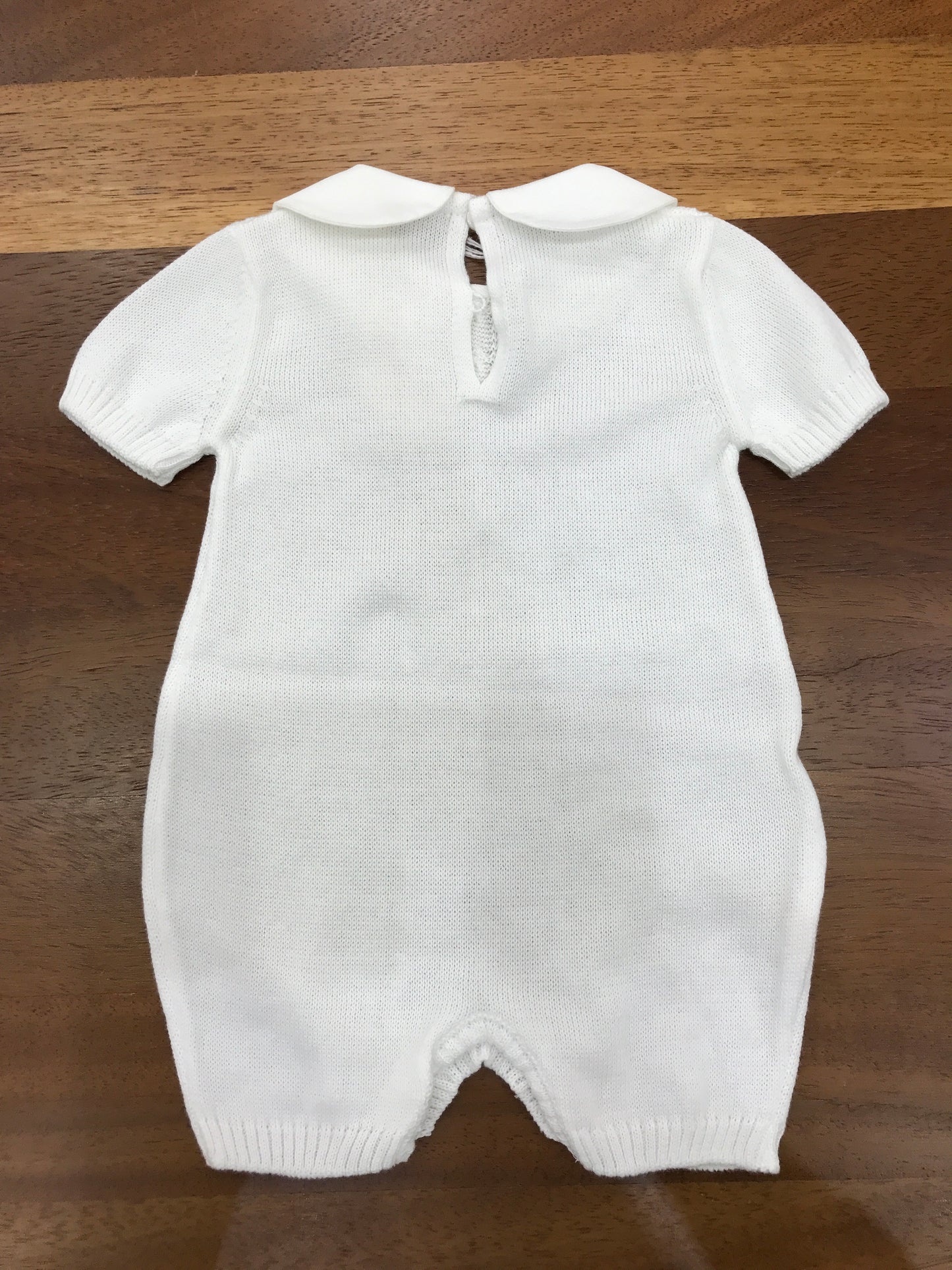 Pagliaccetto Baby Lord in filo bianco mezza manica con lavorazione di trecce con collo tondo