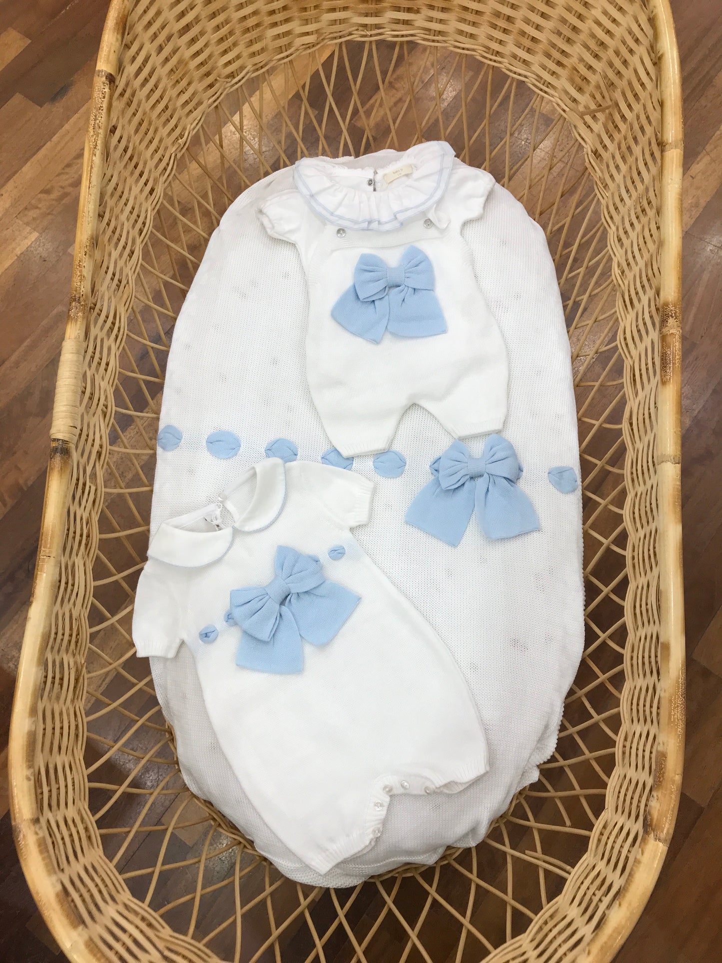 Coordinato nascita gemellini Baby Lord in filo bianco con passanastro e fiocchi celesti coperta pagliaccetto con salopette abbinata con body