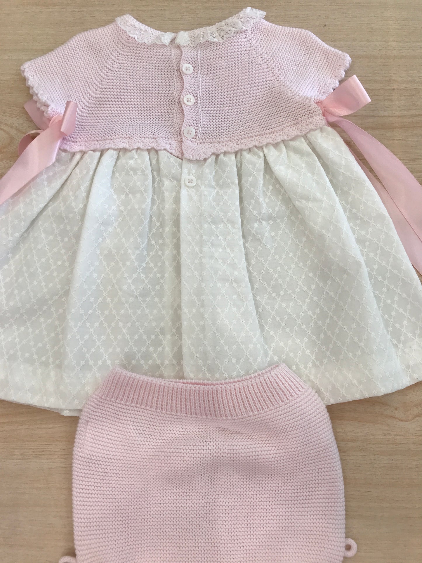 Abito PCS con corpetto in filo rosa mezza manica con fiocchetti alterali con gonna bianca con culotte